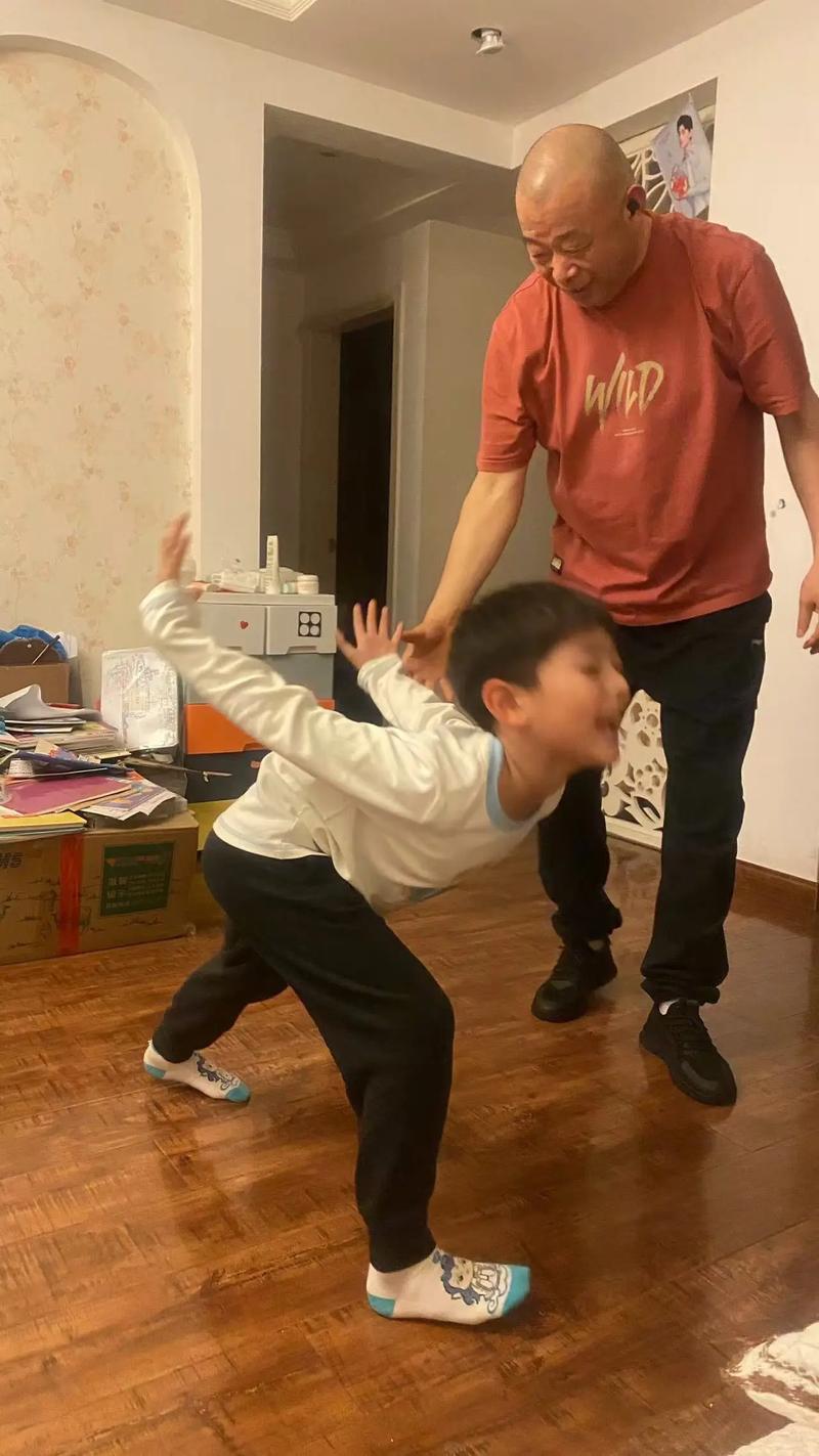 和家人一起锻炼的照片_晒亲子运动,乐享家庭温情 和家人一起锻炼的照片_晒亲子运动,乐享家庭温情