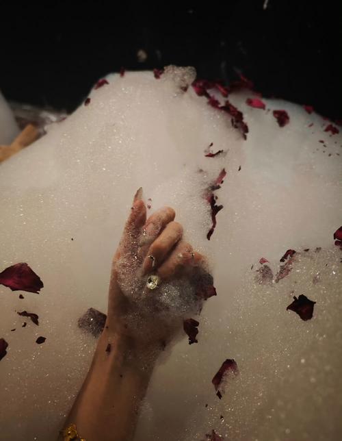 倒浇蜡烛的正确姿势示范_手工倒灌蜡烛，浪漫艺术创作