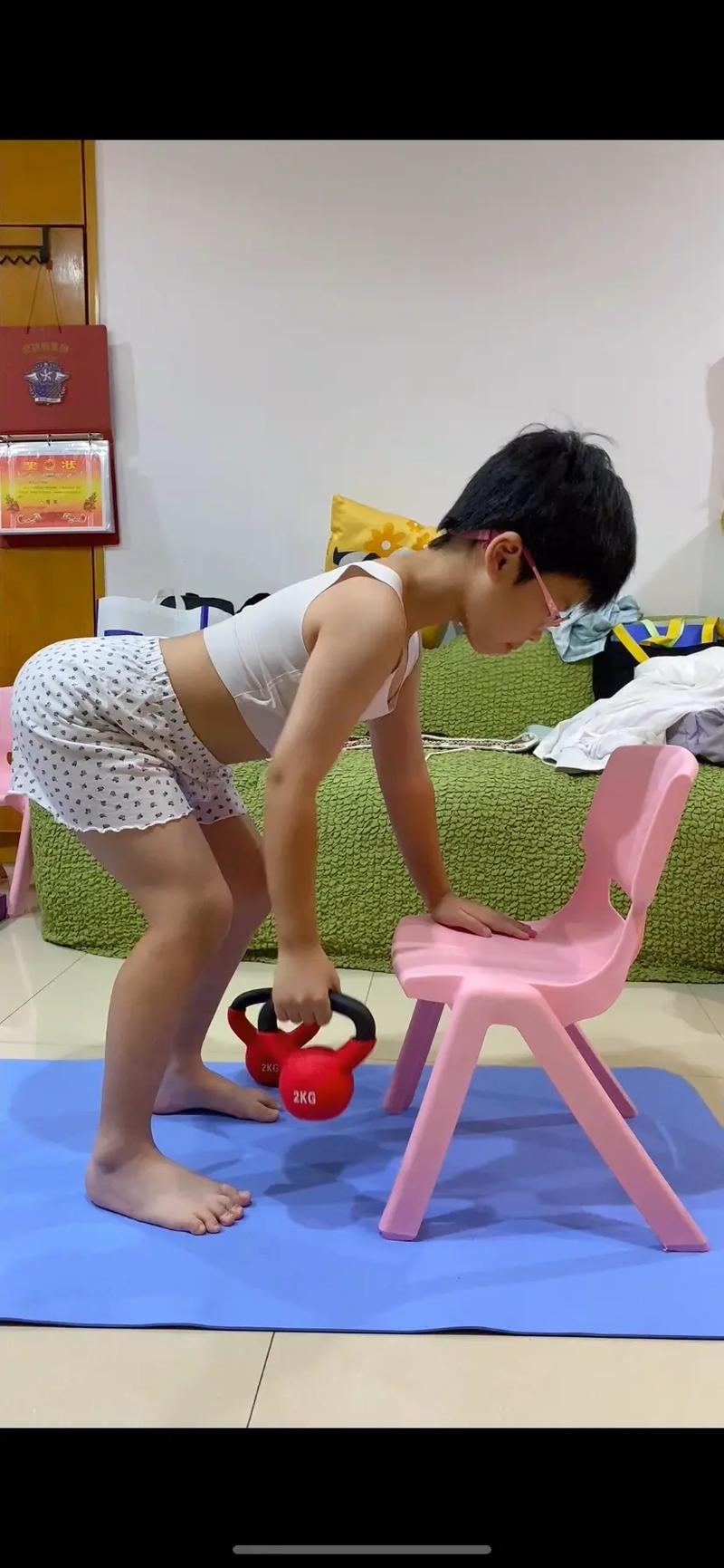 双臂哑铃划船的正确姿势_哑铃划船姿势要领，告别腰酸手酸