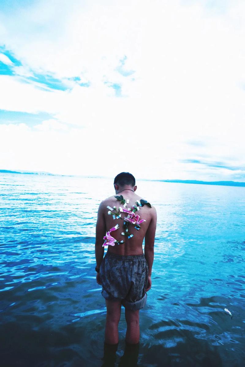 从背后酷的拍照姿势_不露脸也惊艳！拍背影的小妙招