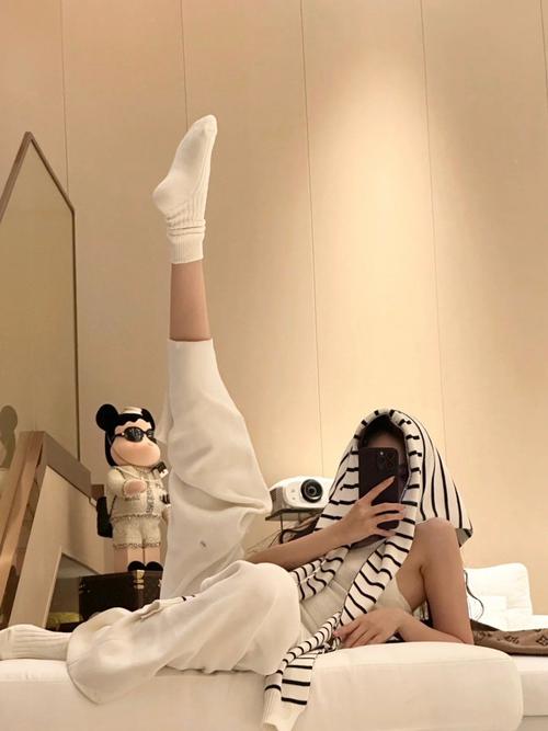 拍给对象看的骚气的拍照姿势_捕捉自信慵懒魅惑瞬间,拍出高级骚气美照! 拍给对象看的骚气的拍照姿势_捕捉自信慵懒魅惑瞬间,拍出高级骚气美照!