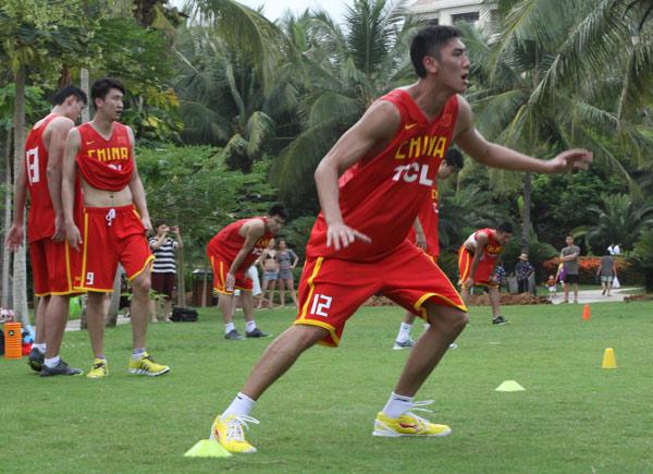 篮球防守滑步训练_核心技巧与实战应用