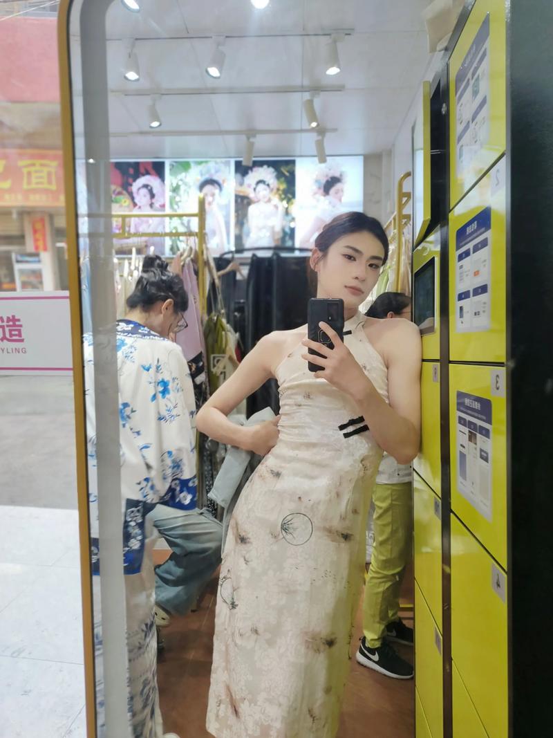 男化妆穿旗袍_别样魅力挑战传统 男化妆穿旗袍_别样魅力挑战传统