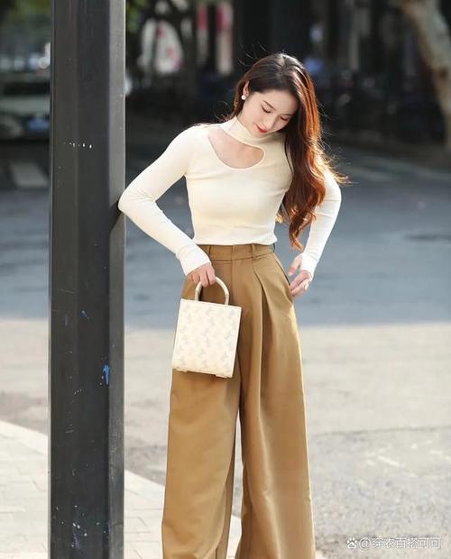 4条裤子5件上衣几种搭配方法_九分裤+垂顺面，显瘦又时尚