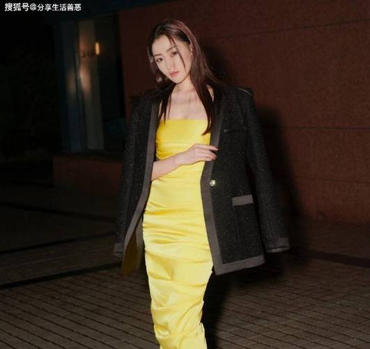 黄衣服配黑色裙子好看吗_黄上衣配黑裙子,经典又活力! 黄衣服配黑色裙子好看吗_黄上衣配黑裙子,经典又活力!