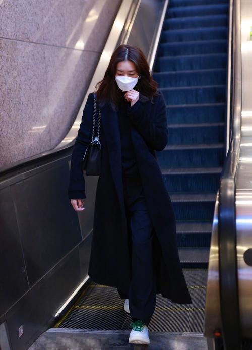 黑外套配什么颜色裤子_黑外套配裤百变时尚，复古简约活力清爽全搞定！