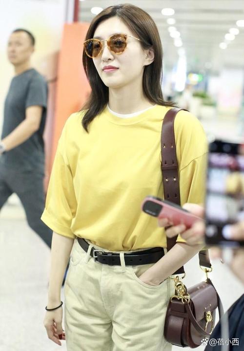 淡黄色t恤配什么裤子_牛仔白裤黑裤灰裤卡其裤 淡黄色t恤配什么裤子_牛仔白裤黑裤灰裤卡其裤