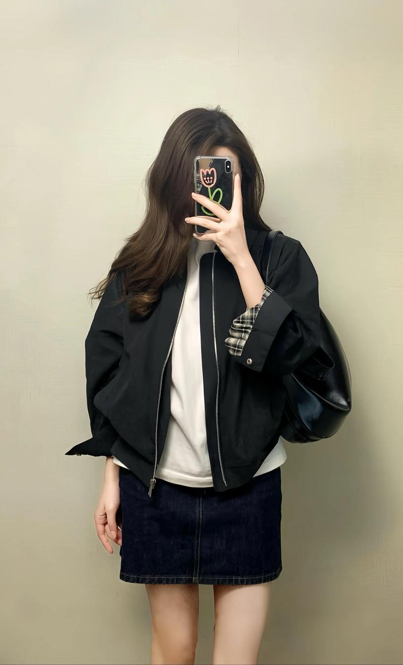 黑夹克配什么颜色内搭_黑色夹克搭配内搭,穿出时尚范儿! 黑夹克配什么颜色内搭_黑色夹克搭配内搭,穿出时尚范儿!