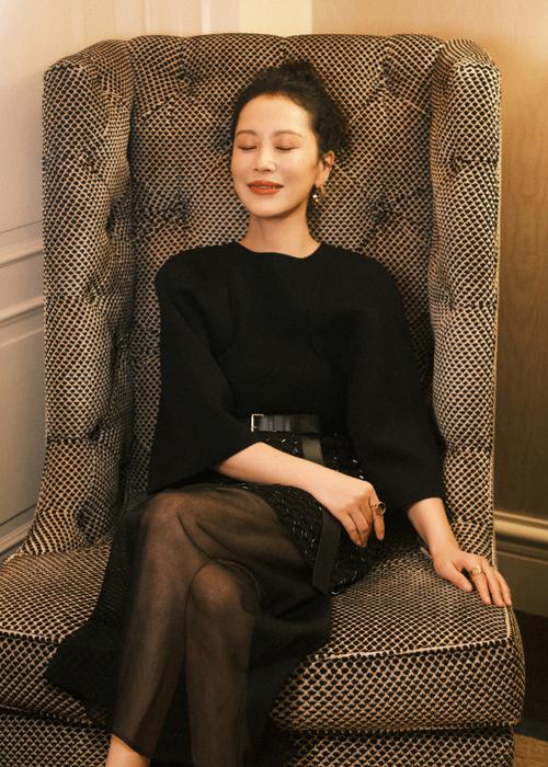 海清黑色丝袜配黑色衣服照片_海清登WSJ封面，黑丝皮裙展性感霸气