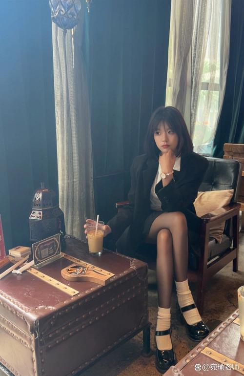 黑高跟鞋配黑袜子还是白袜子_黑袜显优雅,白袜个性足,肉袜显腿长! 黑高跟鞋配黑袜子还是白袜子_黑袜显优雅,白袜个性足,肉袜显腿长!