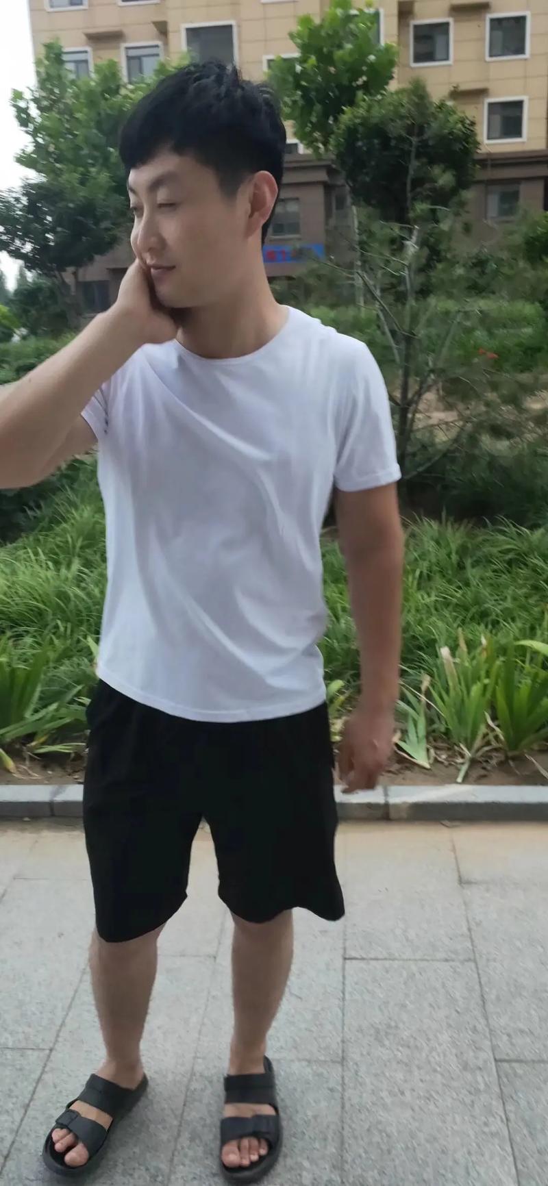 扯美女头发揪马尾发_泸州男子揪女孩辫子被围攻，旁观者挺身而出显人性光辉