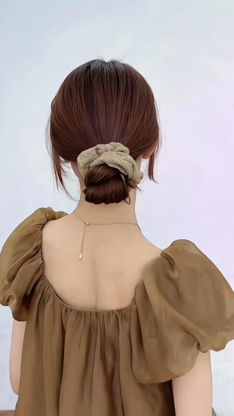 用一根橡皮筋扎头发_马尾丸子编发全教程 用一根橡皮筋扎头发_马尾丸子编发全教程