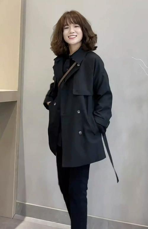 25岁女人穿风衣怎么搭配_黑色白T配牛仔裤显气质，粉色风衣配高腰裤显温柔