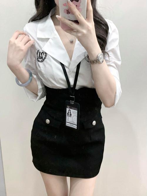 金边白衬衫配黑色包臀裙_白色衬衫配黑包臀裙，职场气质显！