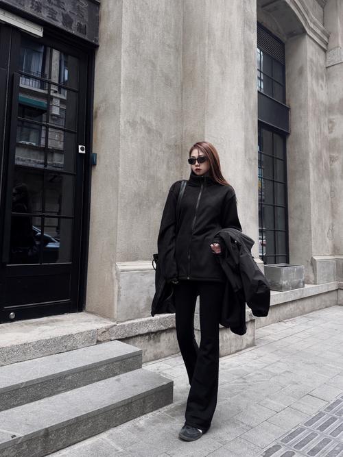 穿冲锋衣配什么裤子好看_短款冲锋衣搭配工装裤显气质