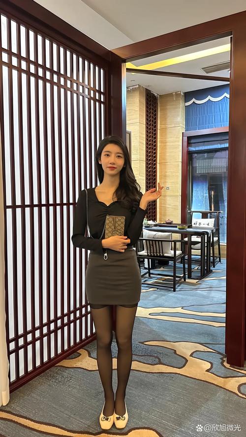 奶黄色包臀裙可以搭配黑丝吗_奶黄包臀裙配黑丝，显曲线美又性感