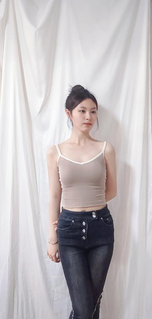 小胸适合什么样的衣服_显胸选款，穿出自信时尚感