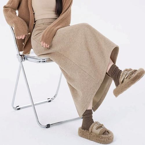 燕麦色毛呢半身长裙配什么鞋_优雅休闲两不误