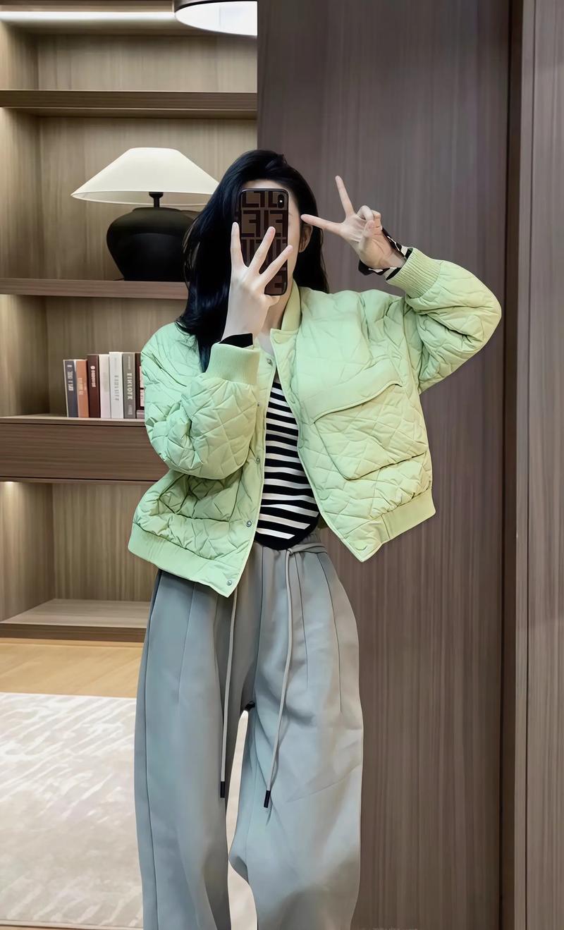 绿棉袄配什么裤子啊_绿棉袄配裤有妙招，风格百变穿出个性！
