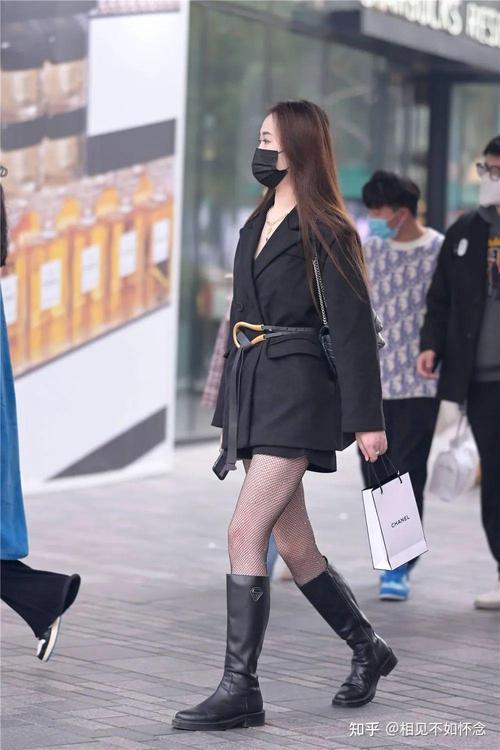 靴子配什么裤子女_裤配短靴，显瘦保暖又好看