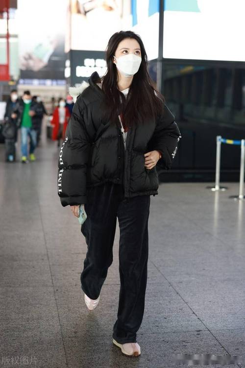 黑羽绒服配什么颜色裤子_黑裤搭出时尚感,轻松应对各种场合! 黑羽绒服配什么颜色裤子_黑裤搭出时尚感,轻松应对各种场合!