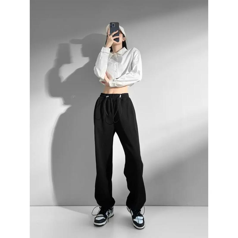 白灰色运动裤配什么上衣_简约时尚