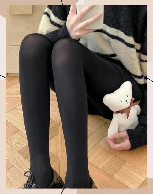 列举几个黑色丝袜叠穿搭配建议_黑色丝袜叠穿显个性，打造时尚感