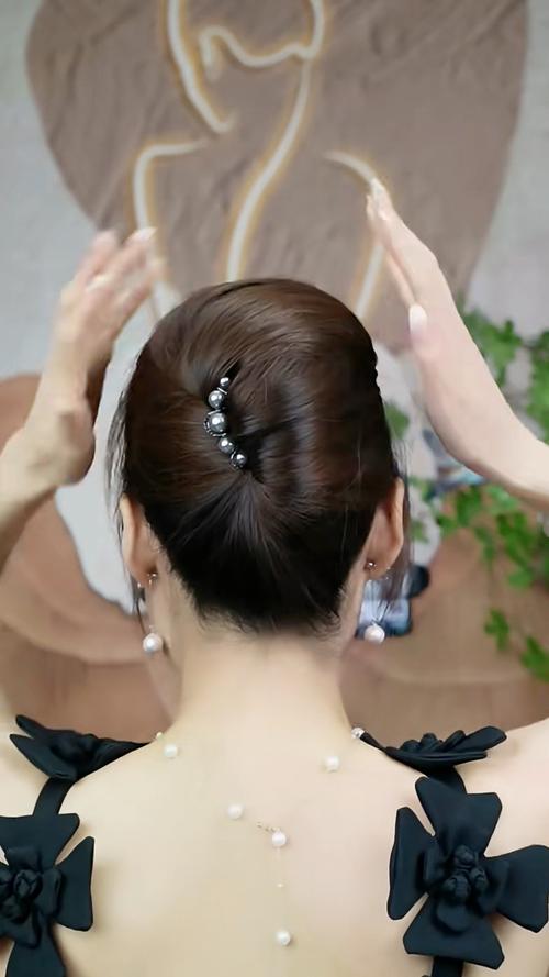 空姐盘起来的头发叫什么发型_清爽整洁，专业形象，盘发技巧大公开