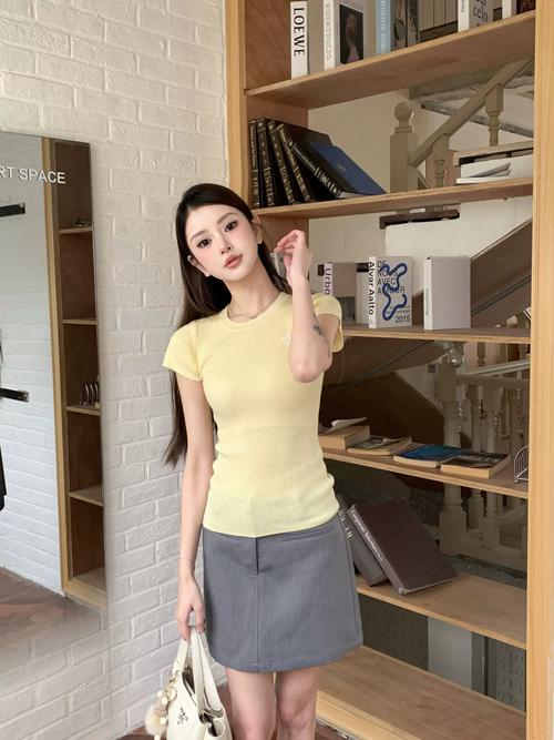 黄t恤配什么颜色外套好看_黄色T恤配外套，穿出四季时尚感