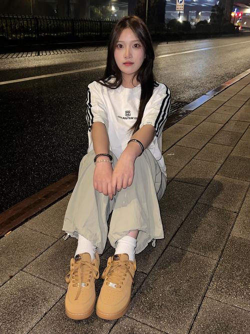 大黄鞋女搭配裤子_大黄靴百搭神器，打造多种风格，显高显瘦！