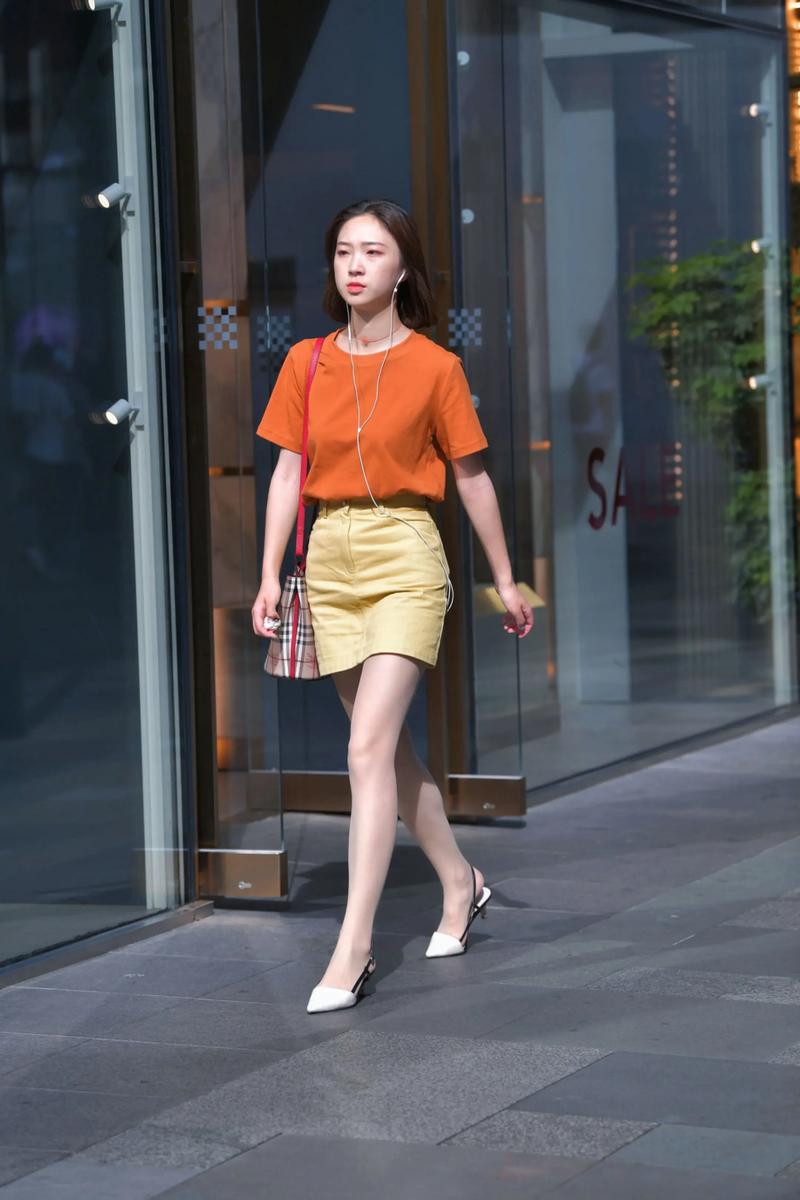 超薄肉色丝袜高跟搭配_肉色丝袜配高腰裙，优雅又干练