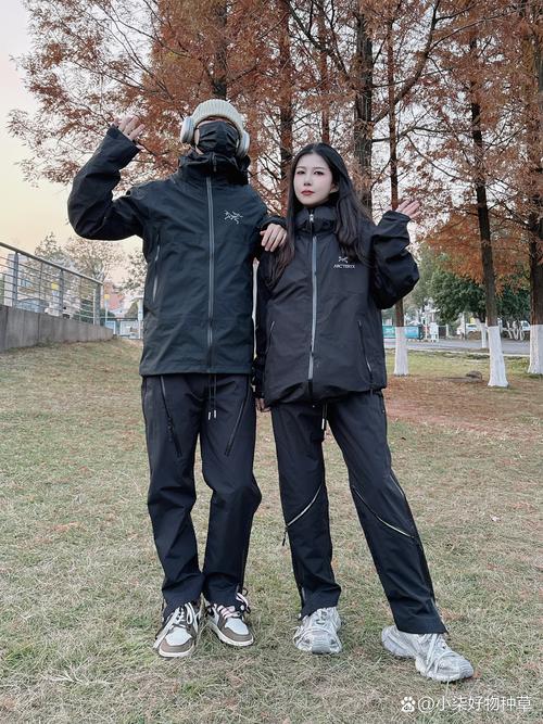穿冲锋衣怎么搭配裤子_秋冬女款冲锋衣,搭配裤装显高时尚 穿冲锋衣怎么搭配裤子_秋冬女款冲锋衣,搭配裤装显高时尚