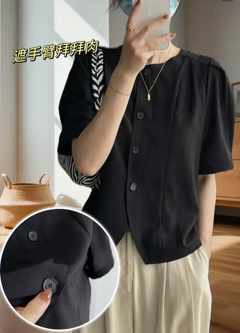 黑上衣配什么颜色裤子好看_黑色上衣百搭配，裤装不同风格立现