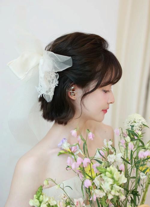 穿礼服短发适合的发型_短发搭礼服显气质，卷发连衣裙显温柔，齐刘海配红礼服显活泼，蘑菇头配礼服显柔美