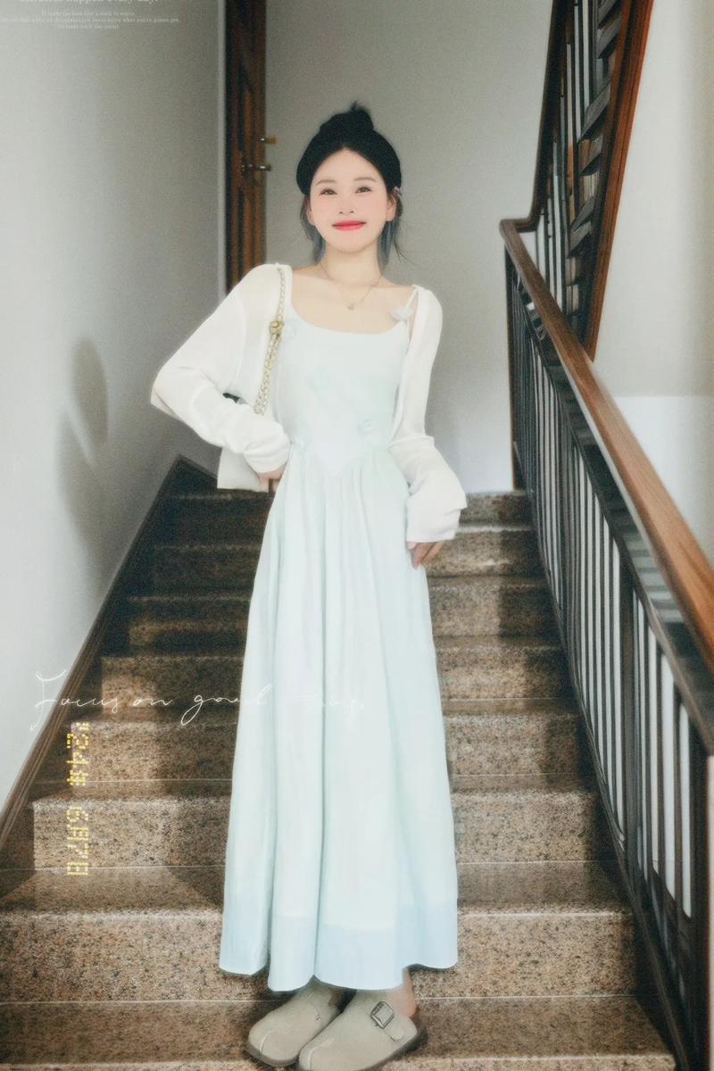 素色吊带裙扎什么发型_绿色吊带裙配丸子头，清新显高，约会穿搭