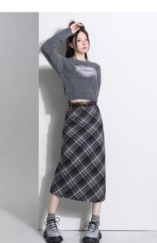 褐色格子长裙配什么发型_褐色格子长裙 百搭裙配发型显气质