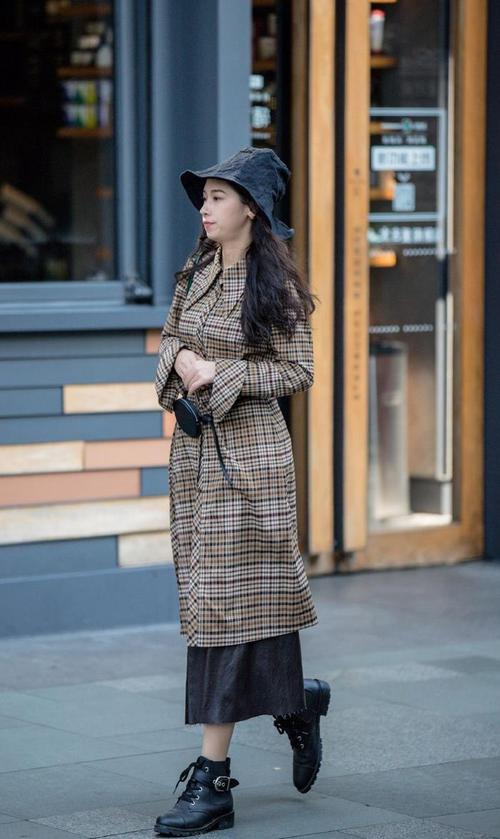 穿呢子大衣扎什么发型最好看_呢大衣发型搭配指南