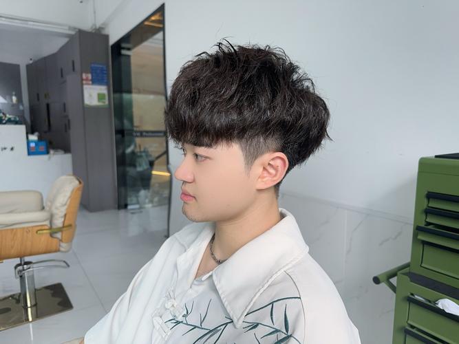 男自来卷想留长适合什么发型_脸型发质选对才好看