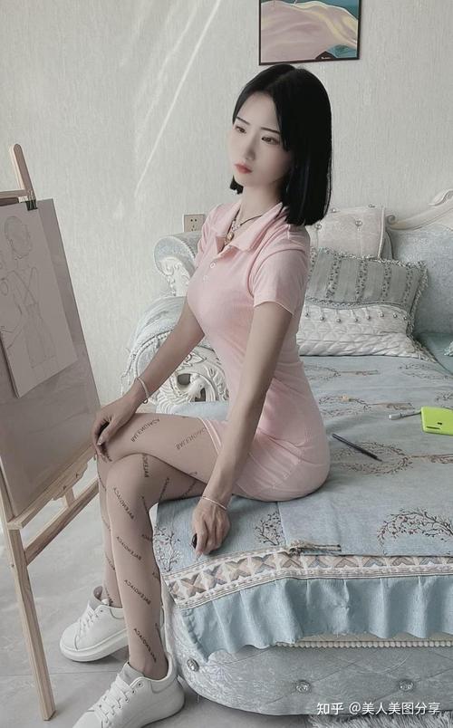 穿短裙适合什么发型_清爽直发至卷发,简单时尚迷人 穿短裙适合什么发型_清爽直发至卷发,简单时尚迷人