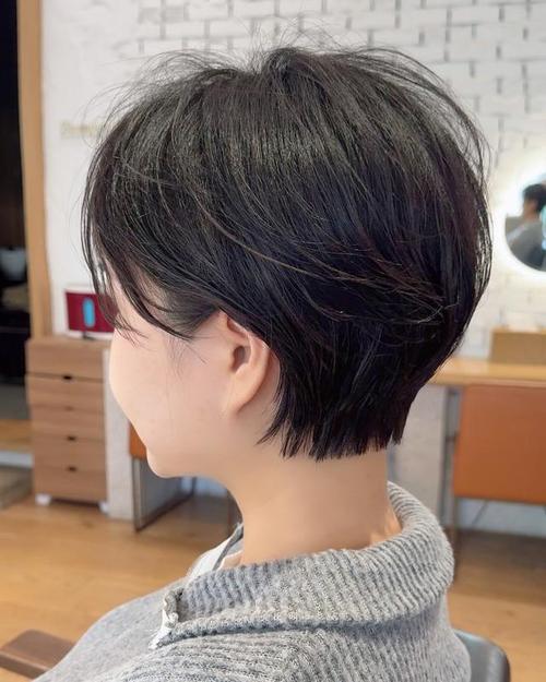 齐嘴短发后面被剪短短的_齐短发显脸小，时尚利落又青春