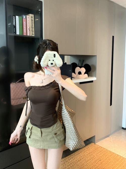 穿露肩的衣服绑什么样的头发_优雅实用选对款！