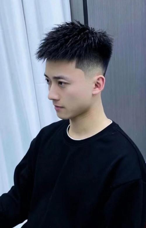 当代年轻人的发型照片帅一点_脸型选发型，短发中分显干练，个性好护理