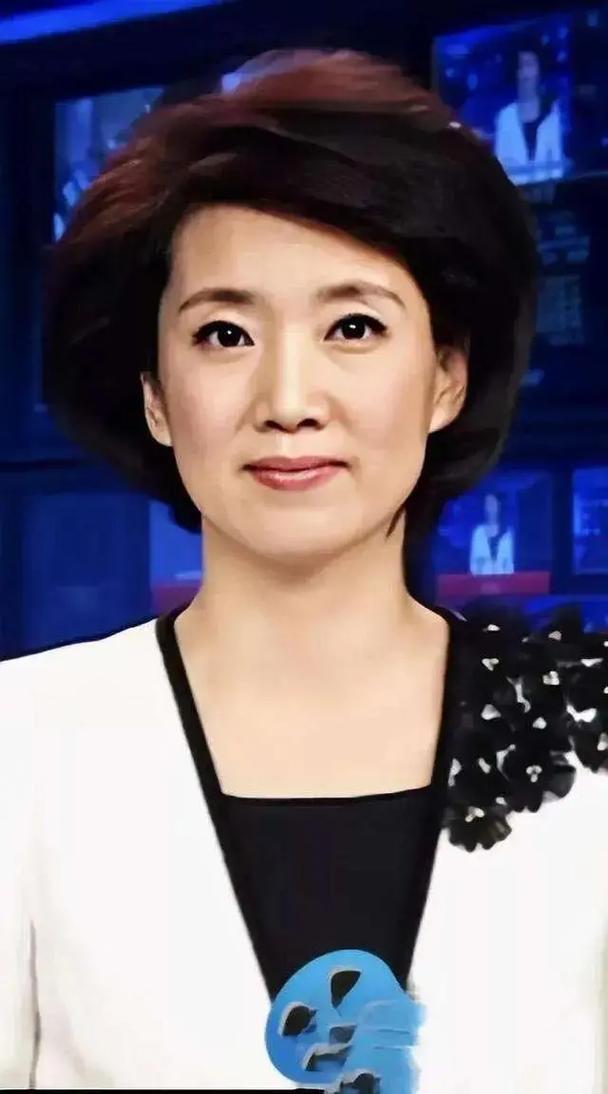 新闻联播女主持人发型_央视女主播李梓萌假发引热议,专业形象与真实一面的碰撞 新闻联播女主持人发型_央视女主播李梓萌假发引热议,专业形象与真实一面的碰撞