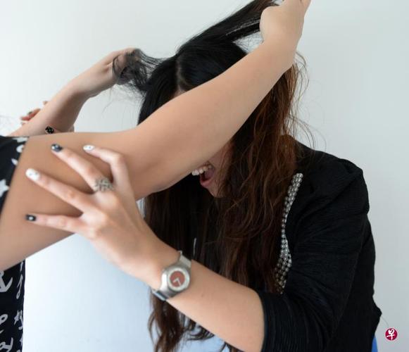 刚想扯前排女生的头发,才反应过来_理智掐灭杂念,关注生活细节,暗恋女生有微妙表现 刚想扯前排女生的头发,才反应过来_理智掐灭杂念,关注生活细节,暗恋女生有微妙表现