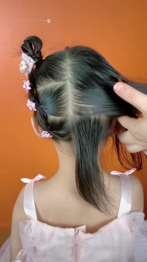 能把小花所有的发型都发给我吗_晒娃新发型，小花教编花苞头海蒂盘发，简单时尚显气质！