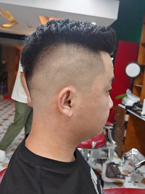 老一辈混的社会人发型_告别油腻大爷发，侧剪或层次分显年轻