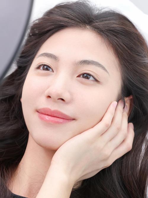 眉距近眼距宽的人适合什么发型_野生眉配高顶刘海显脸小 眉距近眼距宽的人适合什么发型_野生眉配高顶刘海显脸小