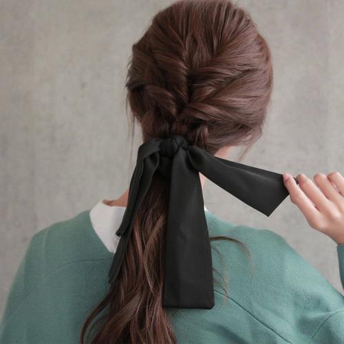 长飘带发绳怎么扎头发_时尚长飘带发绳，辫发马尾皆百搭！