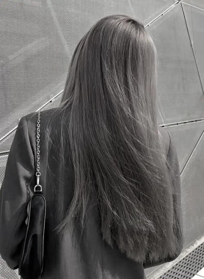 雾粉灰色头发_轻盈雾感灰发色，优雅自信新选择