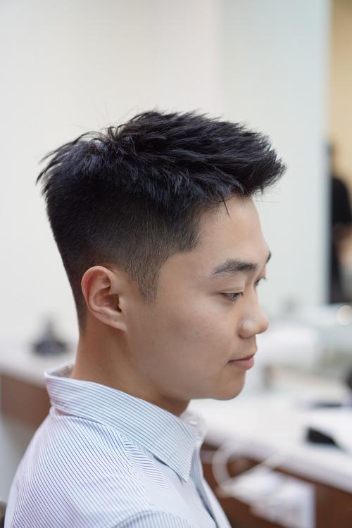 混的人发型男_年轻人爱什么发型？碎发三七分显年轻